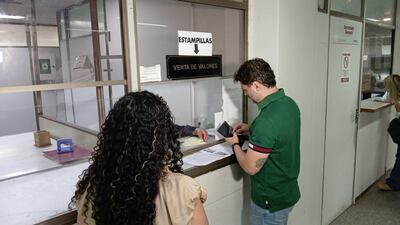 El abogado Enrique Wagener, en representación de las comisiones vecinales y acompañado por la plataforma Defendamos Asunción, en la presentación este lunes de una nota que solicita frenar la implementación del presupuesto plurianual -hasta el 2028- aprobado por la Junta Municipal de Asunción.