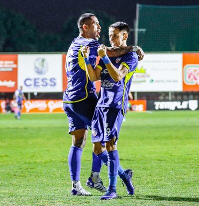 Thiago Báez celebra el tanto ganador en la Ciudad Universitari, acompañado por el experimentado volante Víctor Ayala. (Foto: @IntermediaAPF)