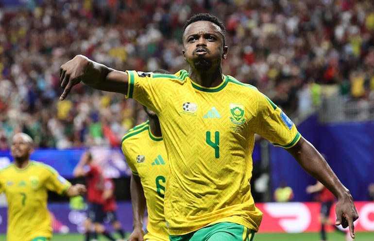 "Aquí estoy", parece decir Teboho Mokoena que rescató con su tanto a Sudáfrica con el empate 1-1 contra República Checa.