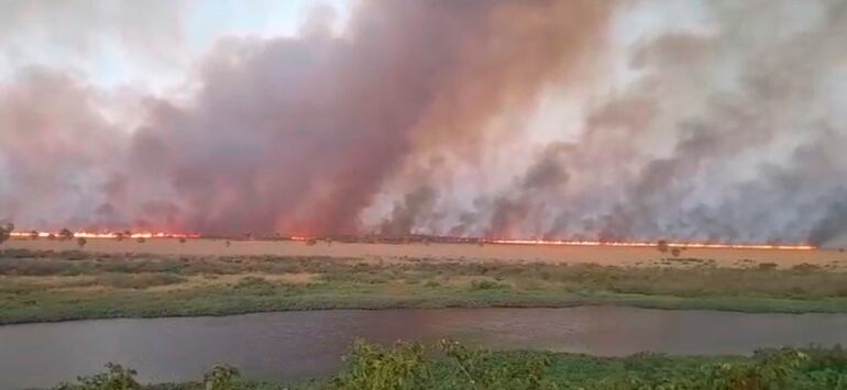 El río Negro divide a nuestro territorio de Bolivia, así se veía ayer el fuego hacia el vecino país, aún así lograron ingresar unas pocas bocas de fuego hacia nuestro lado.