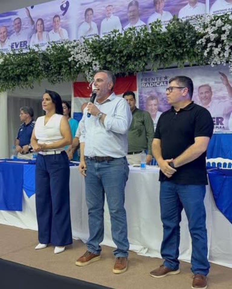 Laura Folle, candidata a intendenta de CDE por el PLRA; el senador Ever VIllalba (PLRA) y el candidato a intendente de CDE por Yo Creo, Daniel Mujica.