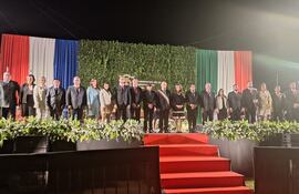 El liberal Javier Pereira (centro) juró y asumió anoche como gobernador de Itapúa.