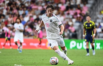 Matías Galarza, dorsal número 80 del Inter Miami CF, controla el balón durante el partido de la MLS entre el Inter Miami CF y el Nashville SC en el Miami Freedom Park el 12 de septiembre de 2026 en Miami, Florida.
