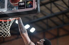 Raven Barber, pívot americano del San José, busca la canasta contra Defensor Sporting.