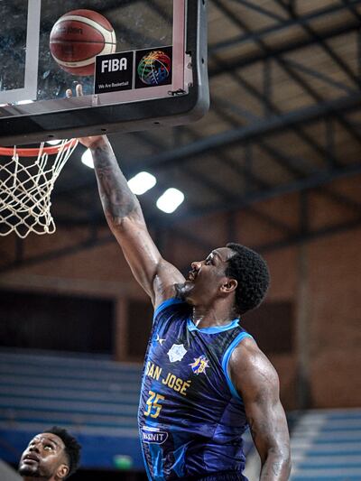 Raven Barber, pívot americano del San José, busca la canasta contra Defensor Sporting.