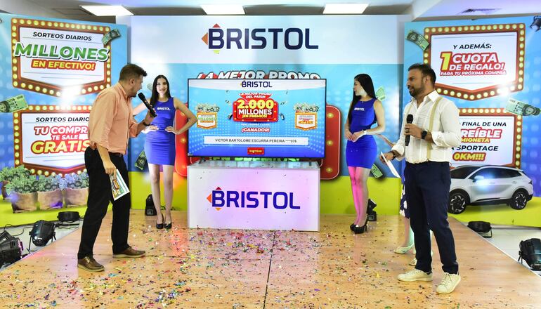 El Gerente de Marketing de Bristol, Diego Chamorro, en el momento en que se conoció al ganador de la camioneta Kia Sportage 0Km.