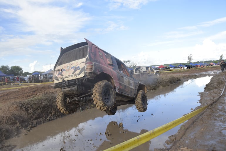 Ale Fleitas e Iván Cuevas, con su Mitsubishi Montero, destacaron nuevamente en la modalidad del 4x4 Off-Road, esta vez en Itá. Foto: Mohandas Sánchez.