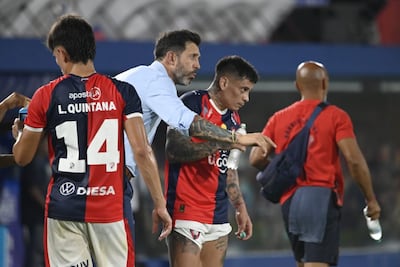 El capitán de Cerro Porteño, Juan Manuel Iturbe, recibiendo las indicaciones del entrenador azulgrana, Jorge Bava.