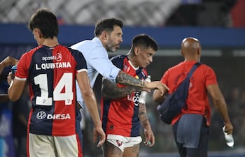 El capitán de Cerro Porteño, Juan Manuel Iturbe, recibiendo las indicaciones del entrenador azulgrana, Jorge Bava.