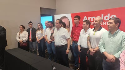 Arnaldo Samaniego, precandidato a intendente de Asunción por la disidencia colorada flanqueado por su equipo, en una conferencia de prensa en el Hotel Palma Róga.