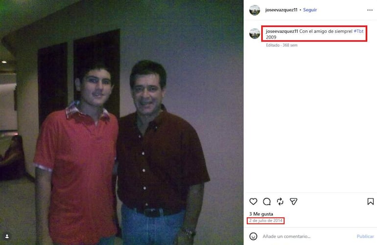 Vázquez Acosta con camiseta roja sonríe junto a Cartes, quien viste camisa oscura, ambos en un ambiente con poca luz.