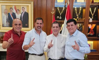 Basilio Núñez, el intendente de Capiata José Riquelme, Horacio Cartes y el Concejal Municipal Oscar Barreto. (Foto: Basilio Núñez )