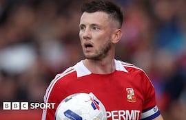 Ollie Clarke, futbolista inglés del Swindon Town suspendido por tocar las partes íntimas de sus rivales.