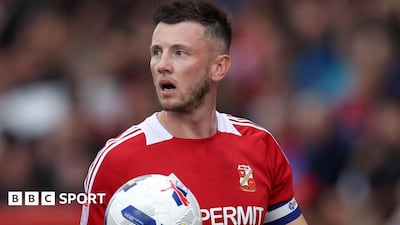 Ollie Clarke, futbolista inglés del Swindon Town suspendido por tocar las partes íntimas de sus rivales.