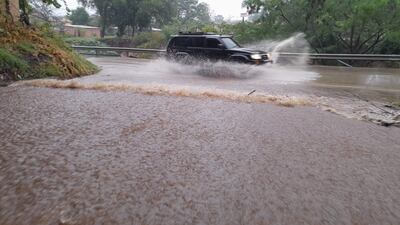 Las calles Los Laureles y Pratt Gill de la ciudad de Ñemby, quedan bajo agua con cada lluvia.