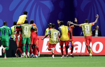 Jugadores de Congo celebran al final del partido que le ganaron a Uzbekistán y con el cual sellaron su participación en los dieciseisavos de final.