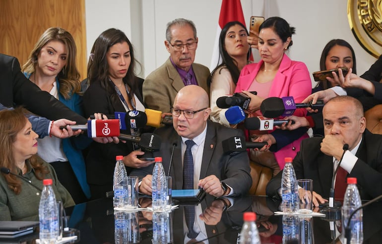 El ministro de Economía, Óscar Lovera, presentó esta mañana al Congreso de la Nación el proyecto de PGN para 2027. (Foto gentileza MEF).