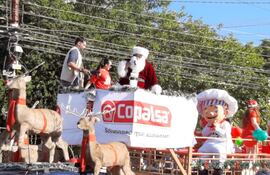 El Trineo de Santa llevó alegría y muchos regalos a niños y adultos de Capiatá, gracias a Copalsa.