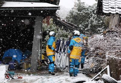 Fuerzas policiales buscan personas desaparecidas tras un potente terremoto que azotó la región de Suzu, Prefectura de Ishikawa, Japón.