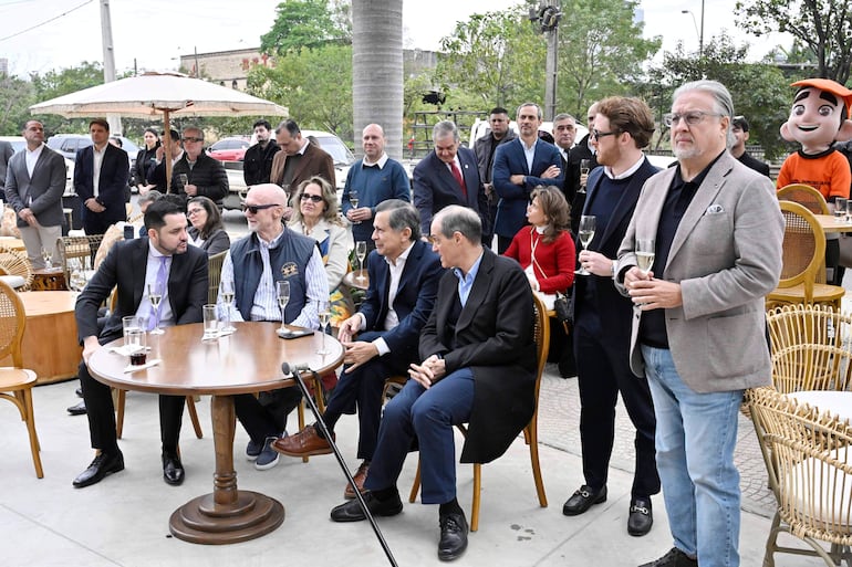 El intendente Asunción, Luis Bello, Salvador Mendelzon, el arquitecto de Víctor González Acosta, Jorge Mendelzon, José Mendelzon y el arquitecto César Aquino acompañaron la inauguración de la nueva sede de Inmobiliaria del Este, en el edificio Lynch Center.