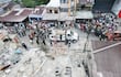 AME7717. QUIBDÓ (COLOMBIA), 10/08/2026.- Fotografía aérea que muestra a civiles buscando entre los escombros de un edificio destruido por el terremoto de magnitud 7,4 que deja al menos 71 personas fallecidas en el país, 29 de ellas en ciudades capitales, este lunes en Quibdó (Colombia). EFE/ Jean Arriaga