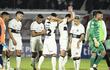 Los jugadores de Olimpia lamentan la derrota frente al Sportivo Trinidense por la fecha 20 del torneo Apertura 2024 del fútbol paraguayo en el estadio Defensores del Chaco, en Asunción.