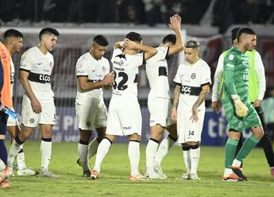 Los jugadores de Olimpia lamentan la derrota frente al Sportivo Trinidense por la fecha 20 del torneo Apertura 2024 del fútbol paraguayo en el estadio Defensores del Chaco, en Asunción.
