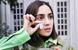 La ilustradora argentina Pepita Sandwich nos invita a llorar y a prestarle atención a nuestras lágrimas en 'El arte de llorar', un tratado sobre estas gotas de agua salada que brotan de nuestros ojos no sólo cuando estamos tristes, sino cuando estamos felices o empatizamos con una manifestación artística. Sandwich, el nombre artístico de Josefina Guarracino (Buenos Aires, 1986), es "muy llorona", pero fue en 2020, cuando se mudó a Nueva York y la pandemia arrasó el mundo, cuando esta expresión brotó con más fuerza, hasta el punto en el que decidió recordar las veces que había llorado en su vida y dibujarlas, anotarlas.