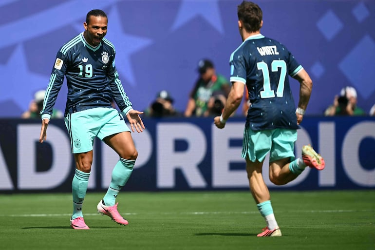 Leroy Sane (19) festeja su anotación con Kai Havertz.