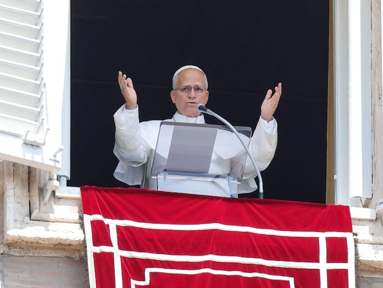 El papa León XIV dirige la oración del Angelus desde la ventana de su oficina en la plaza de San Pedro, en el Vaticano. 