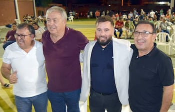 Meliano Franco (izq.), Claudelino Agüero Cubilla, Gustavo Enrique Coronel y Enrique Benítez Mendoza, luego de la finalización del acto asambleario del 24 de Setiembre. @Ireneomora