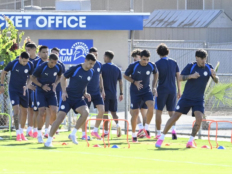 Los jugadores de la selección paraguaya en el primer día de movilización en el Spartan Soccer Complex, apuntando al debut ante Estados Unidos.