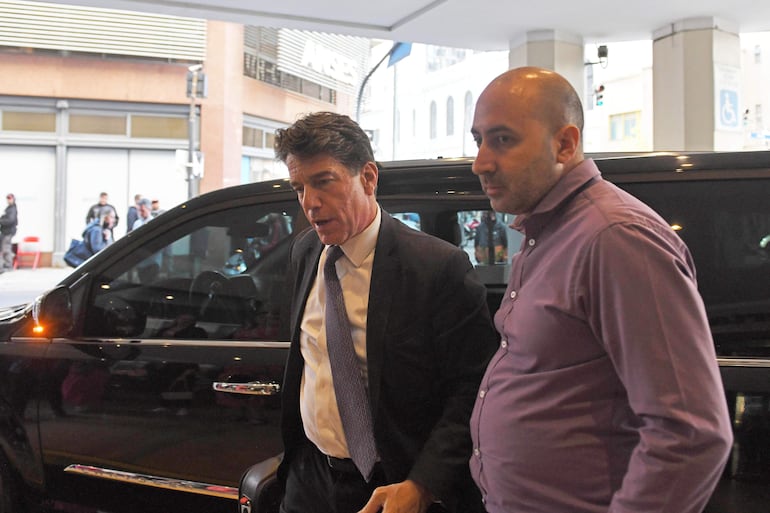 Fotografía del 25 de octubre de 2023 que muestra a Fernando Cerimedo (d) y al exjefe de Gabinete de Ministros de Argentina Nicolás Posse en Buenos Aires (Argentina). Cerimedo fue asesor político del presidente Javier Milei, tuvo relación con el intento de golpe de Estado contra Luiz Inácio Lula da Silva y fundó el medio La Derecha Diario, ahora propiedad del español Javier Negre. 
