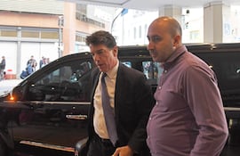 AME204. BUENOS AIRES (ARGENTINA), 18/08/2026.- Fotografía del 25 de octubre de 2023 que muestra a Fernando Cerimedo (d) y al exjefe de Gabinete de Ministros de Argentina Nicolás Posse en Buenos Aires (Argentina).