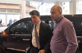 Consultor político argentino Fernando Cerimedo dentro, detenido en Bolivia.