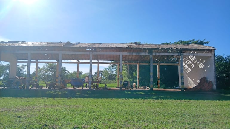 El tinglado de maquinarias agrícolas presenta un avanzado deterioro.