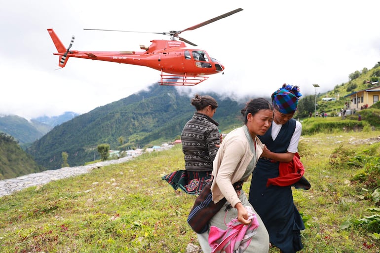 Helicópteros de la Policía nepalí trasladan asistencia humanitaria para las personas afectadas por la riada.