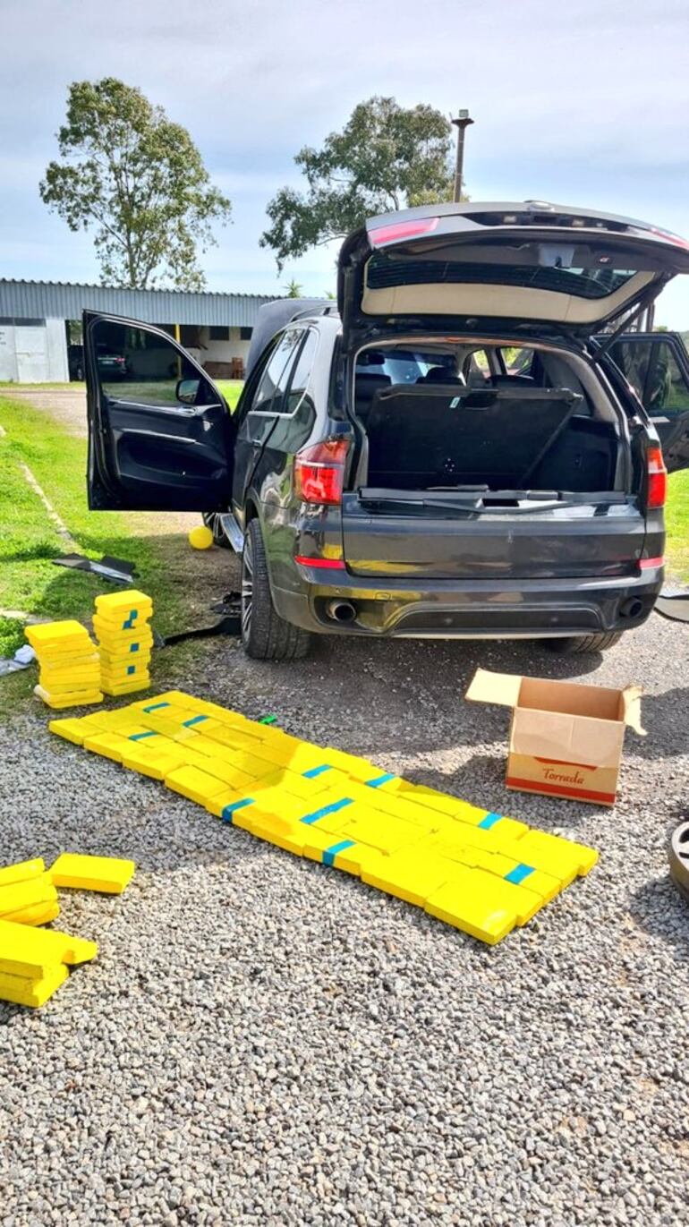 Paraguayos detenidos en Uruguay por trasladar 80 kilos de cocaína en un lujoso vehículo