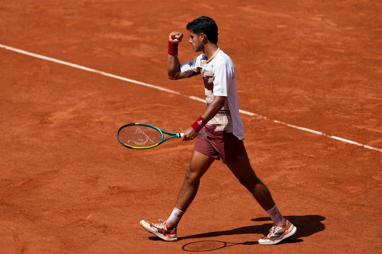 El tenista paraguayo Adolfo Daniel Vallejo en el partido frente a Moïse Kouamé por la segunda ronda del Roland Garros.