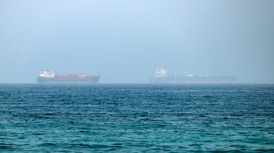 ESTRECHO DE ORMUZ, 05/10/2026.- Los ataques contra petroleros en el estrecho de Ormuz se han multiplicado en los últimos días en medio del aumento de las exportaciones de crudo de Oriente Medio, que han alcanzado niveles cercanos a los previos al estallido de la guerra. Irán no ha reivindicado esos ataques, pero este lunes el organismo británico de monitorización de comercio marítimo UKMTO apuntó a la Guardia Revolucionaria iraní, que hoy mismo advirtió a un petrolero de que si trataba de cruzar el estratégico paso sería atacado. Ante la amenaza, el buque, que no fue identificado, dio media vuelta, según UKMTO. EFE/ Str