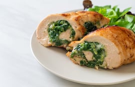 Pollo relleno con espinacas, imagen ilustrativa.
