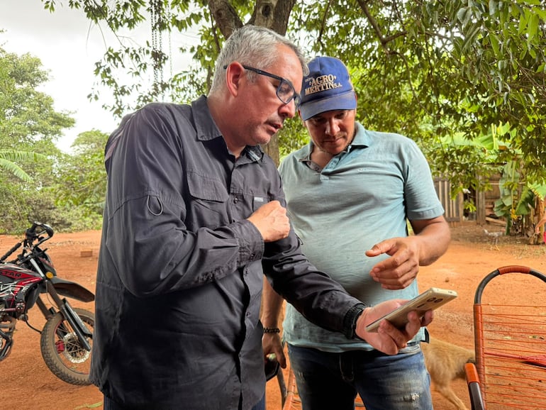 El general Carlos Casco, del BIMI, junto a Valmir de Brum, padre de Almir, secuestrado por el EPP.