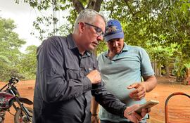 El general Carlos Casco, del BIMI, junto a Valmir de Brum, padre de Almir, secuestrado por el EPP.