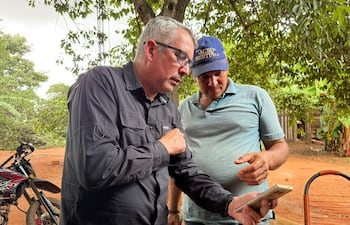 El general Carlos Casco, del BIMI, junto a Valmir de Brum, padre de Almir, secuestrado por el EPP.