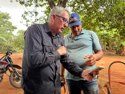 El general Carlos Casco, del BIMI, junto a Valmir de Brum, padre de Almir, secuestrado por el EPP.
