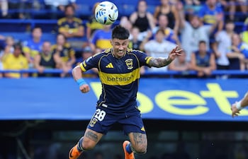 Boca Juniors' Paraguayan forward #28 Adam Bareiro heads the ball to score his team's second goal during the Argentine Professional Football League 2026 Apertura Tournament match between Boca Juniors and Gimnasia y Esgrima de Mendoza at La Bombonera Stadium in Buenos Aires on February 28, 2026. (Photo by ALEJANDRO PAGNI / AFP)