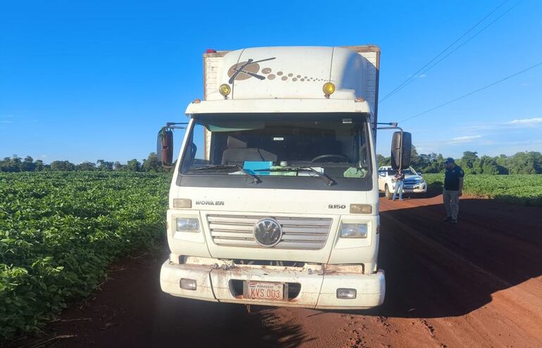Piratas del asfalto roban un camión de encomiendas en Capitán Meza y liberan a trabajadores en Pirapó.