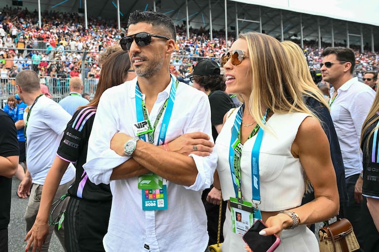 El futbolista uruguayo Luis Suárez, del Inter Miami, y su esposa Sofía Balbi a su llegada al Gran Premio de Fórmula Uno de Miami 2026 en el Autódromo Internacional de Miami. (CHANDAN KHANNA / AFP)