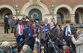 LA HAYA (HOLANDA), 11/01/2024.- El ministro de Justicia de Sudáfrica, Ronald Lamola, ofrece una rueda de prensa en la Corte Internacional de Justicia, en La Haya. Sudáfrica acusó este jueves a Israel de tener un patrón de conducta genocida en su política estatal y denunció asesinatos en masa, desplazamiento forzado y un lenguaje de deshumanización sistemática de los palestinos, para urgir a la Corte Internacional de Justicia (CIJ) a exigir la suspensión inmediata de la guerra en Gaza. EFE/ Imane Rachidi