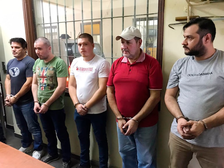Julio Antonio Acevedo Haurón (con quepis) entró esposado como un interno más a la cárcel de Tacumbú que él mismo dirigió. A su izquierda aparece su hijo Julio Alejandro Asunción Acevedo Spaini.